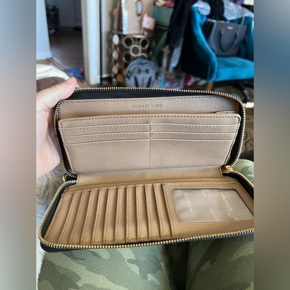 𝅺AUTHENTIC Michael Kors Black Leather Continental Wallet Wristlet - Picture 5 of 15